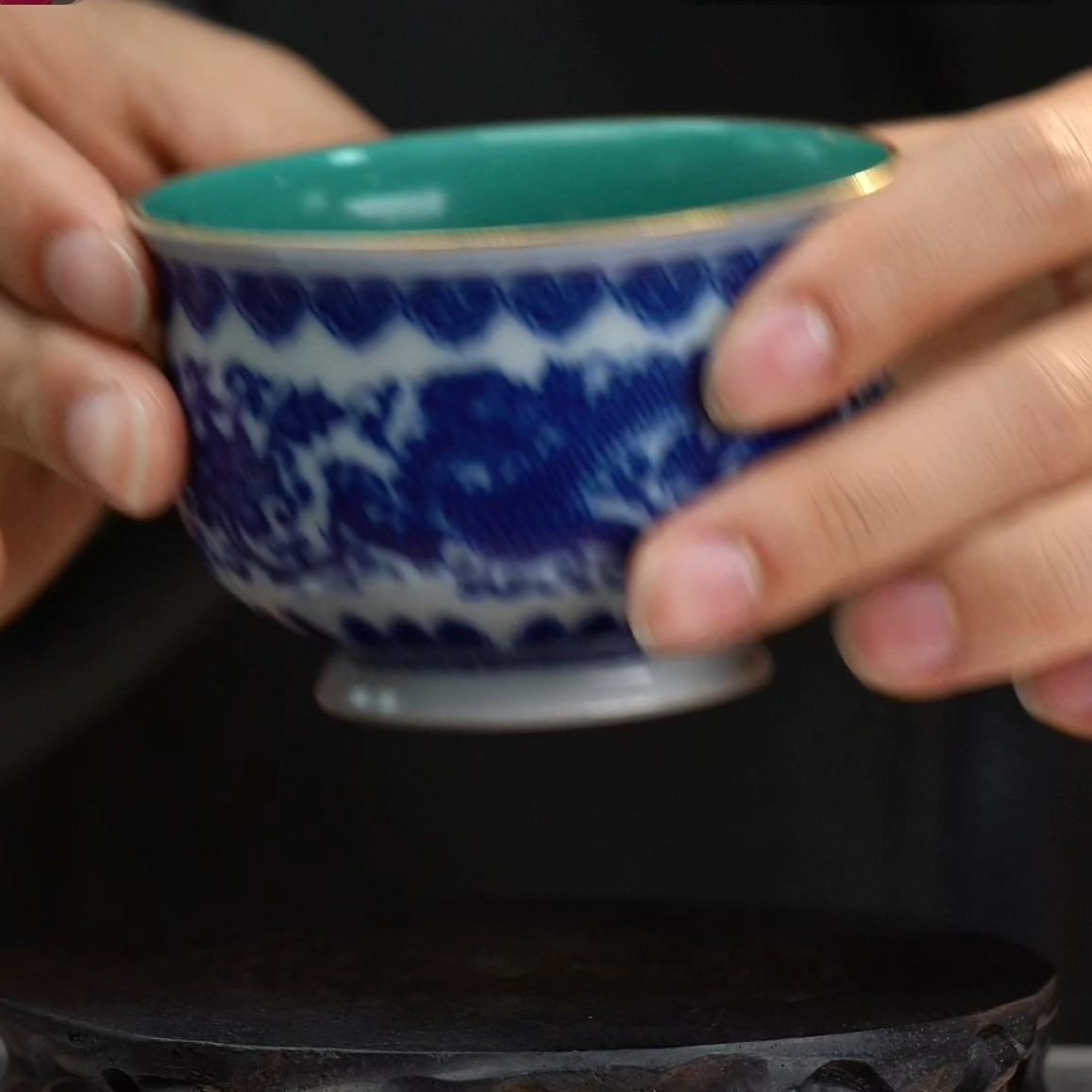 内松石绿釉外青花龙穿花纹杯