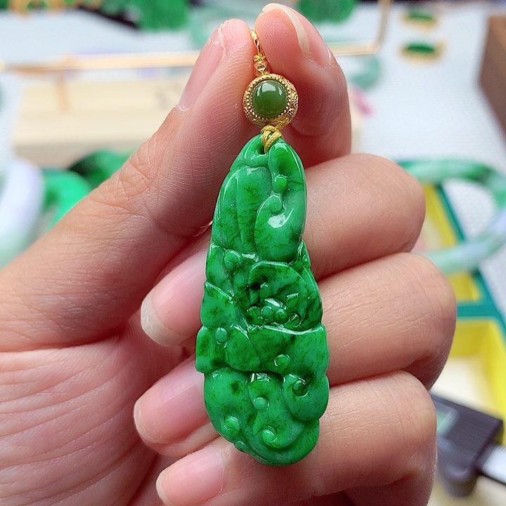 翡翠颈饰未镶嵌翡翠