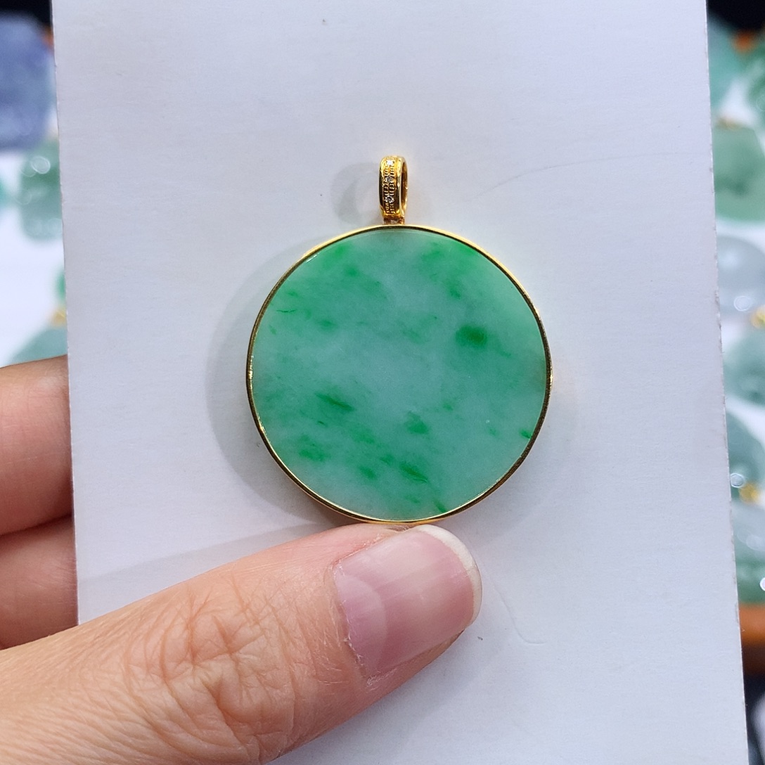 翡翠18K金镶嵌颈饰翡翠吊坠