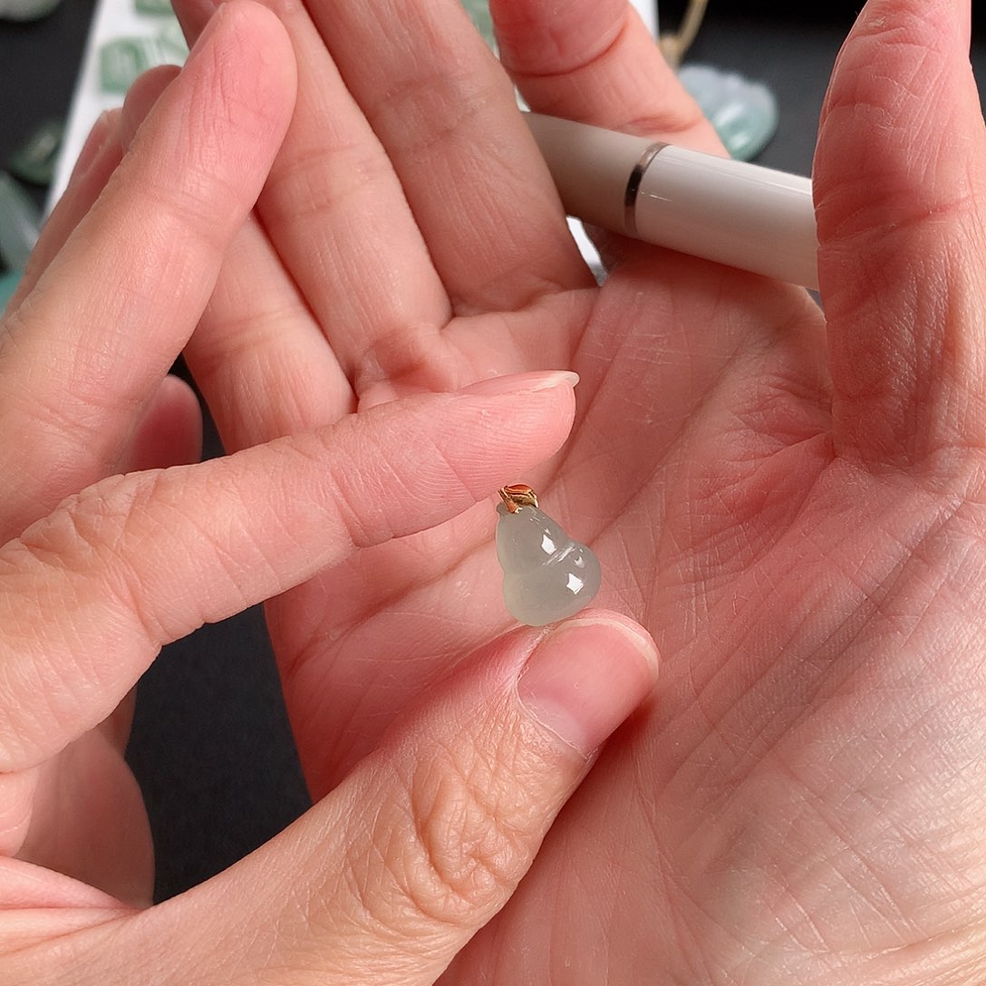 颈饰18K金镶嵌翡翠葫芦