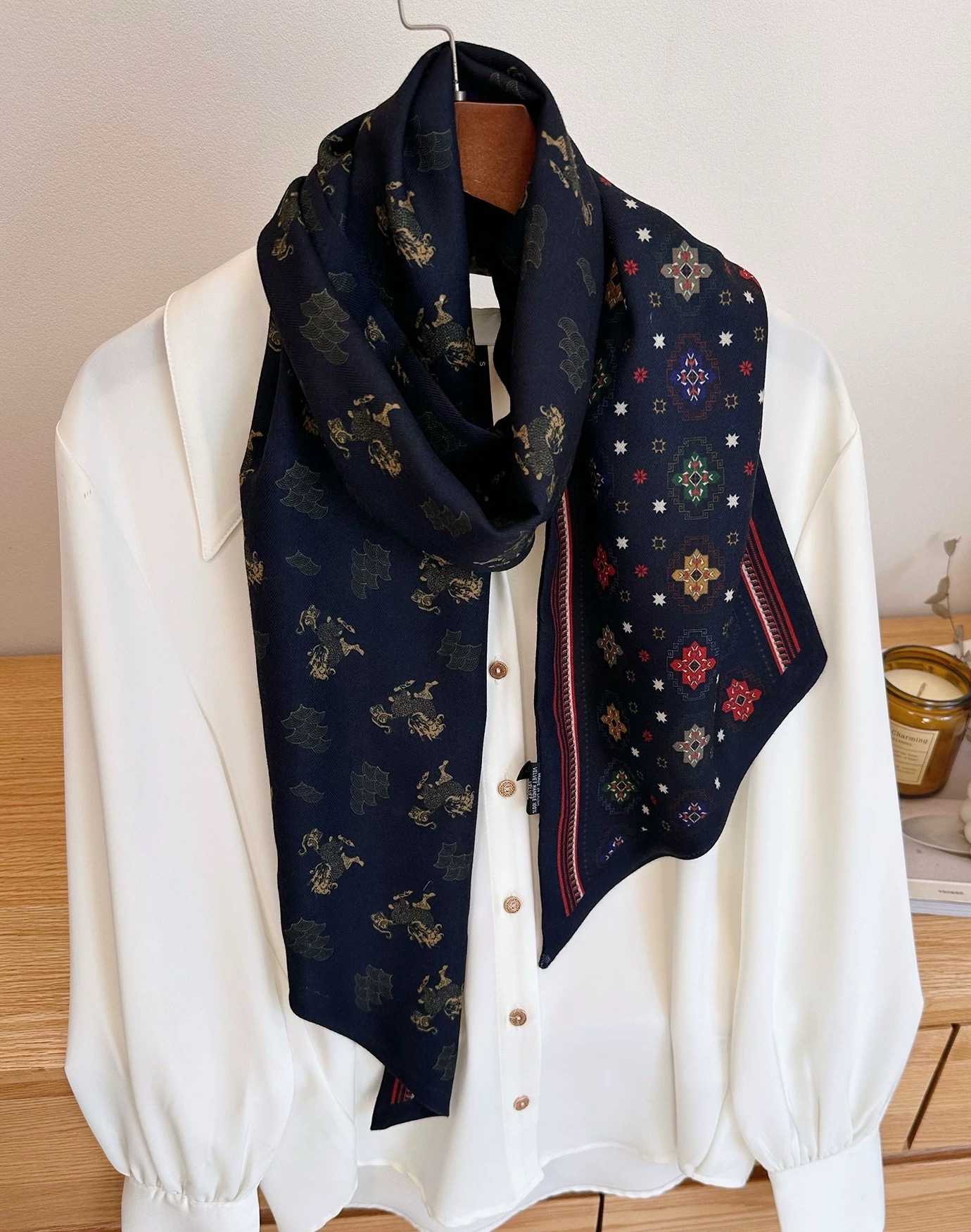 1369 高端丝毛170*22菱形长巾双面藏青色麒麟宝相花