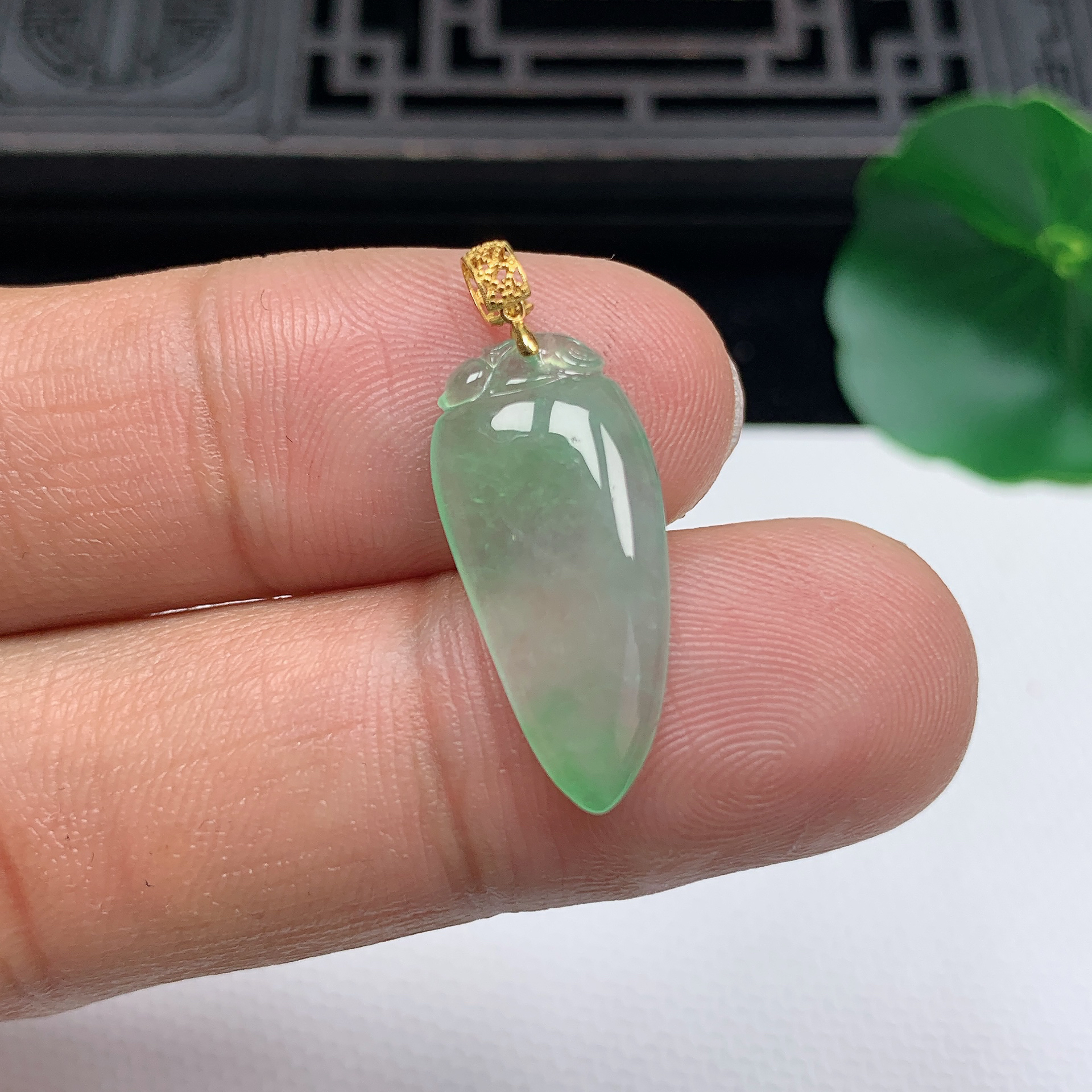 缅甸天然翡翠A货18K金扣精美冰飘绿福瓜吊坠尺寸22.7*10.4*3.2mm