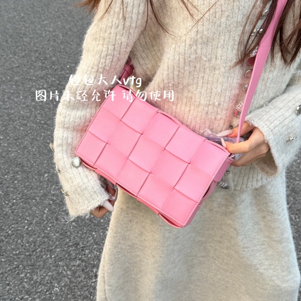 95新 BOTTEGA VENETA/葆蝶家 樱花粉cassette单肩包