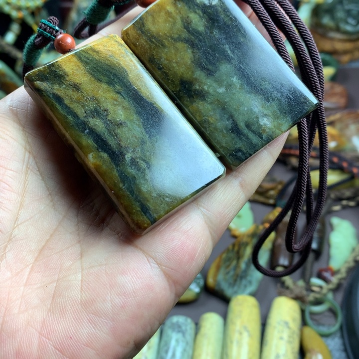 吊坠(赠链)未镶嵌岫岩河磨玉（透闪石质玉）