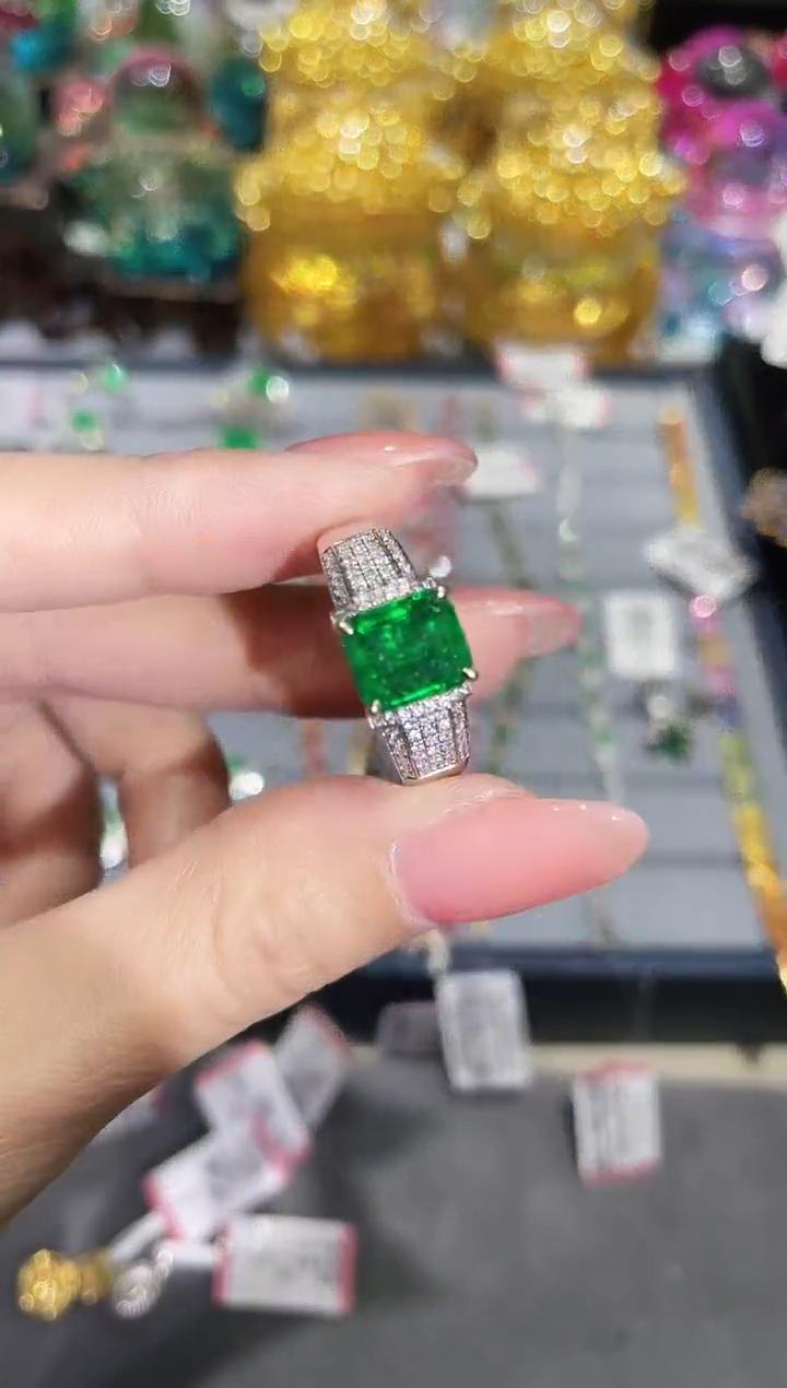 18K金镶嵌天然祖母绿戒指