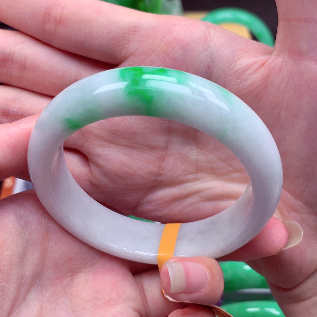 翡翠手镯未镶嵌翡翠