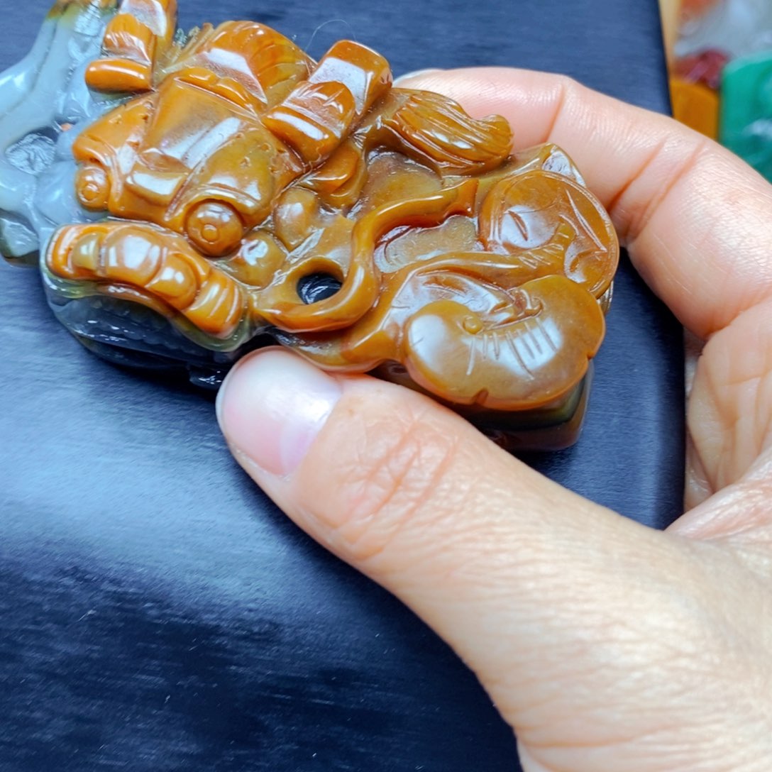 石英质玉（黄龙玉）颈饰未镶嵌