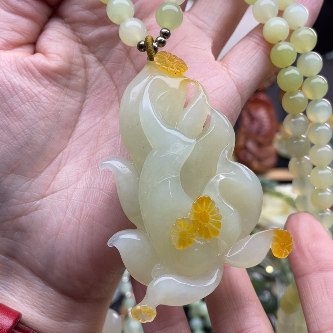 蛇纹石玉颈饰未镶嵌