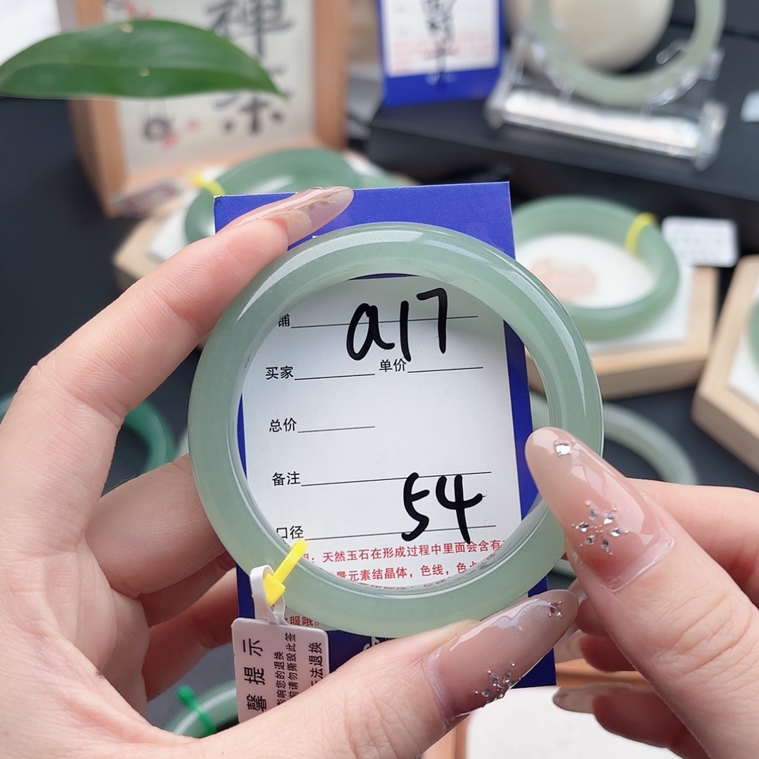 俩***妈石英质玉未镶嵌手镯