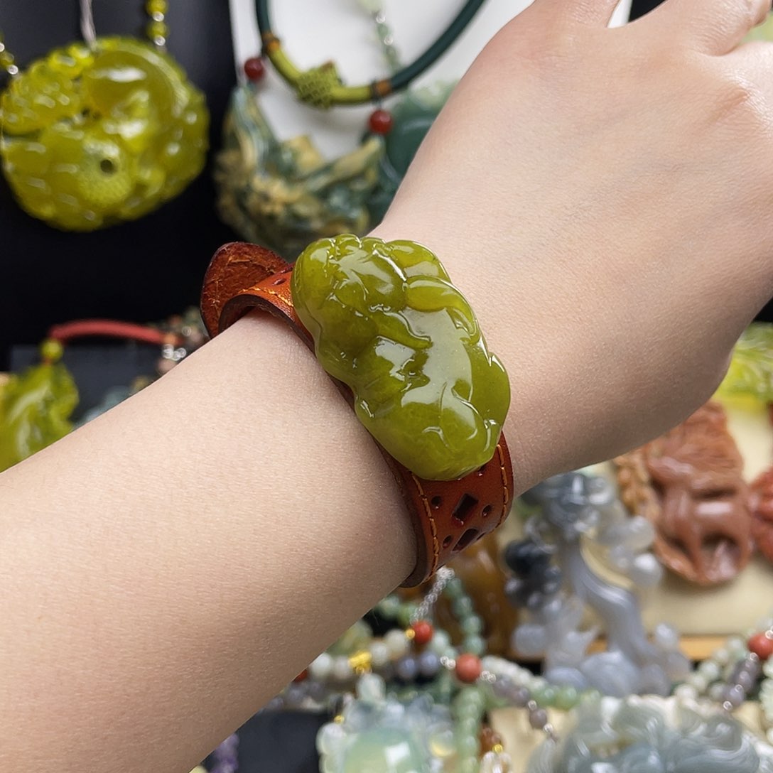 未镶嵌蛇纹石玉颈饰