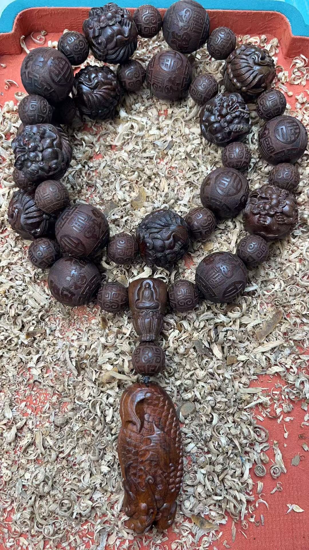 沉香zjl81雕刻珠3.2+大珠3.0+小珠1.8+龙鱼吊.坠7×3×39