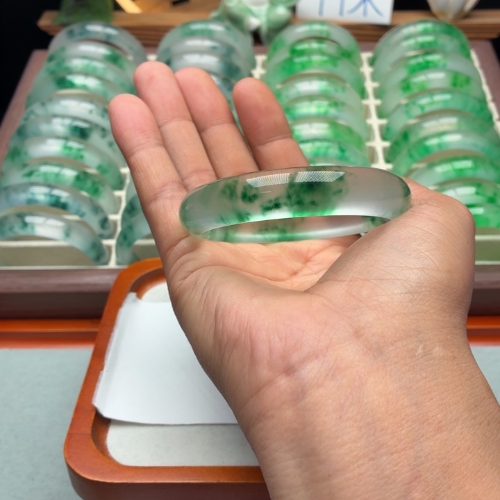 阳***照石英质玉未镶嵌手镯