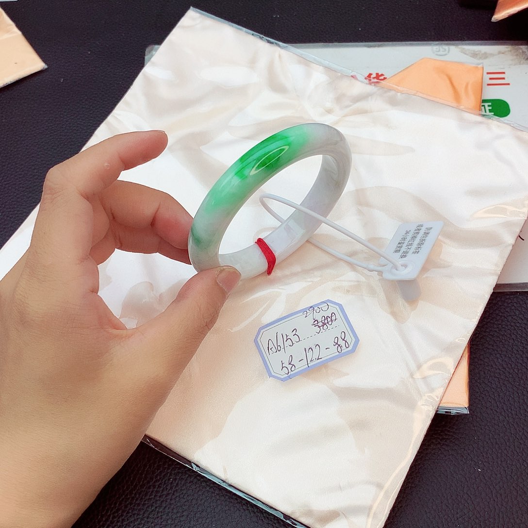 翡翠手镯未镶嵌翡翠