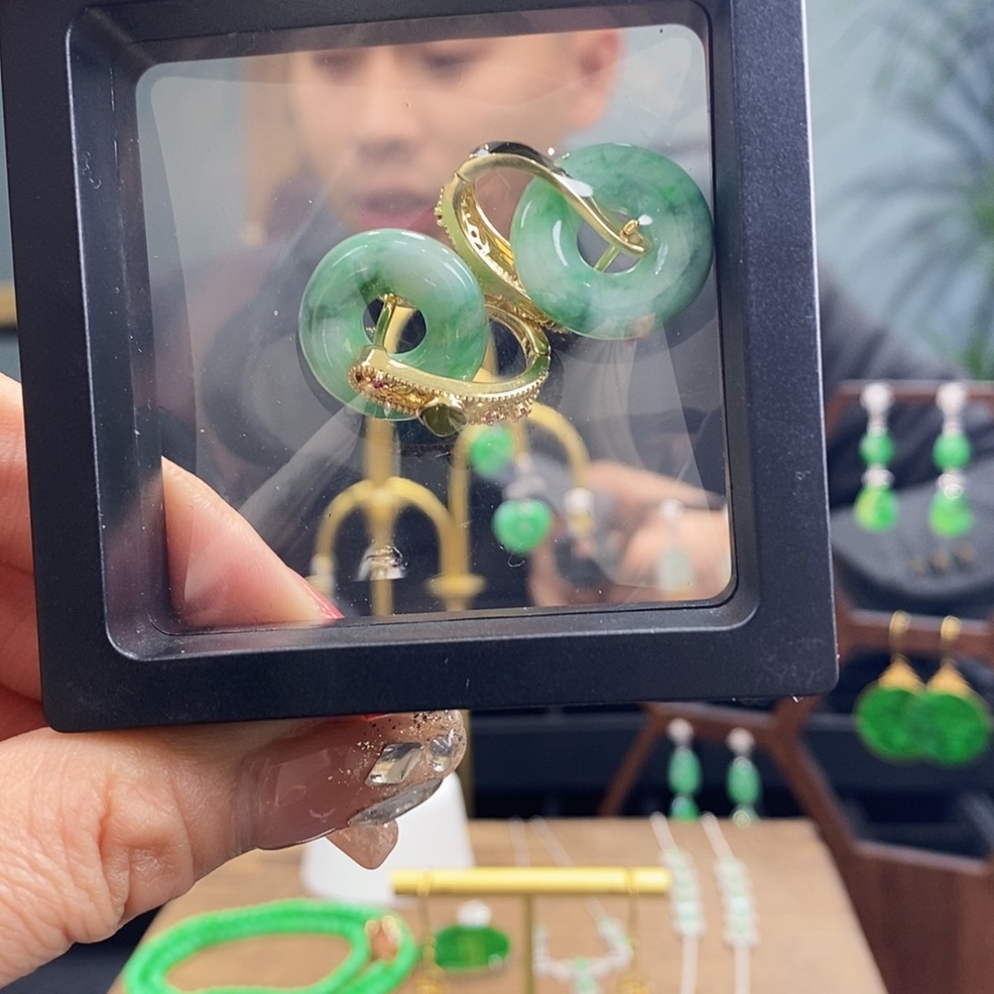 翡翠耳饰未镶嵌翡翠