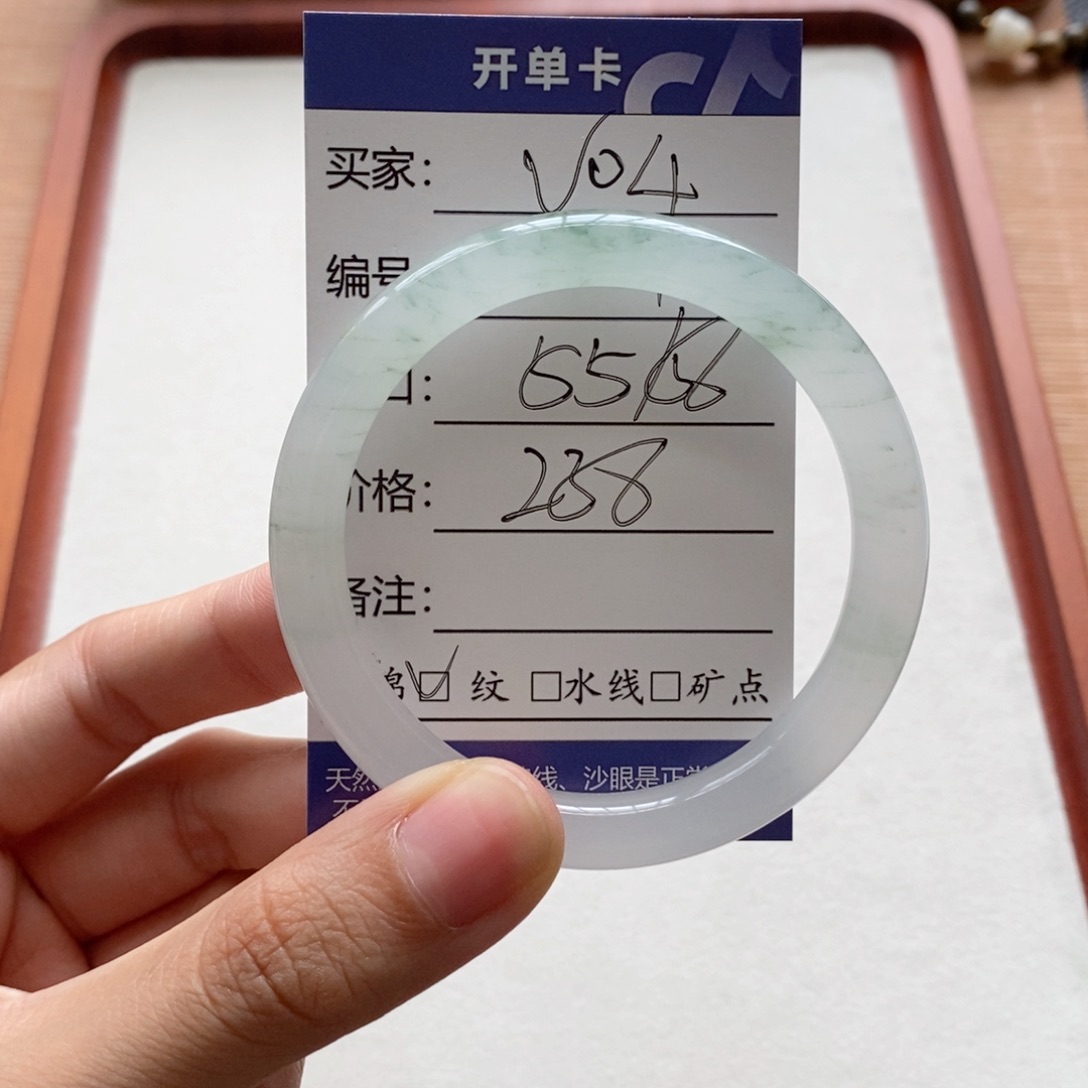 某***子未镶嵌手镯石英质玉