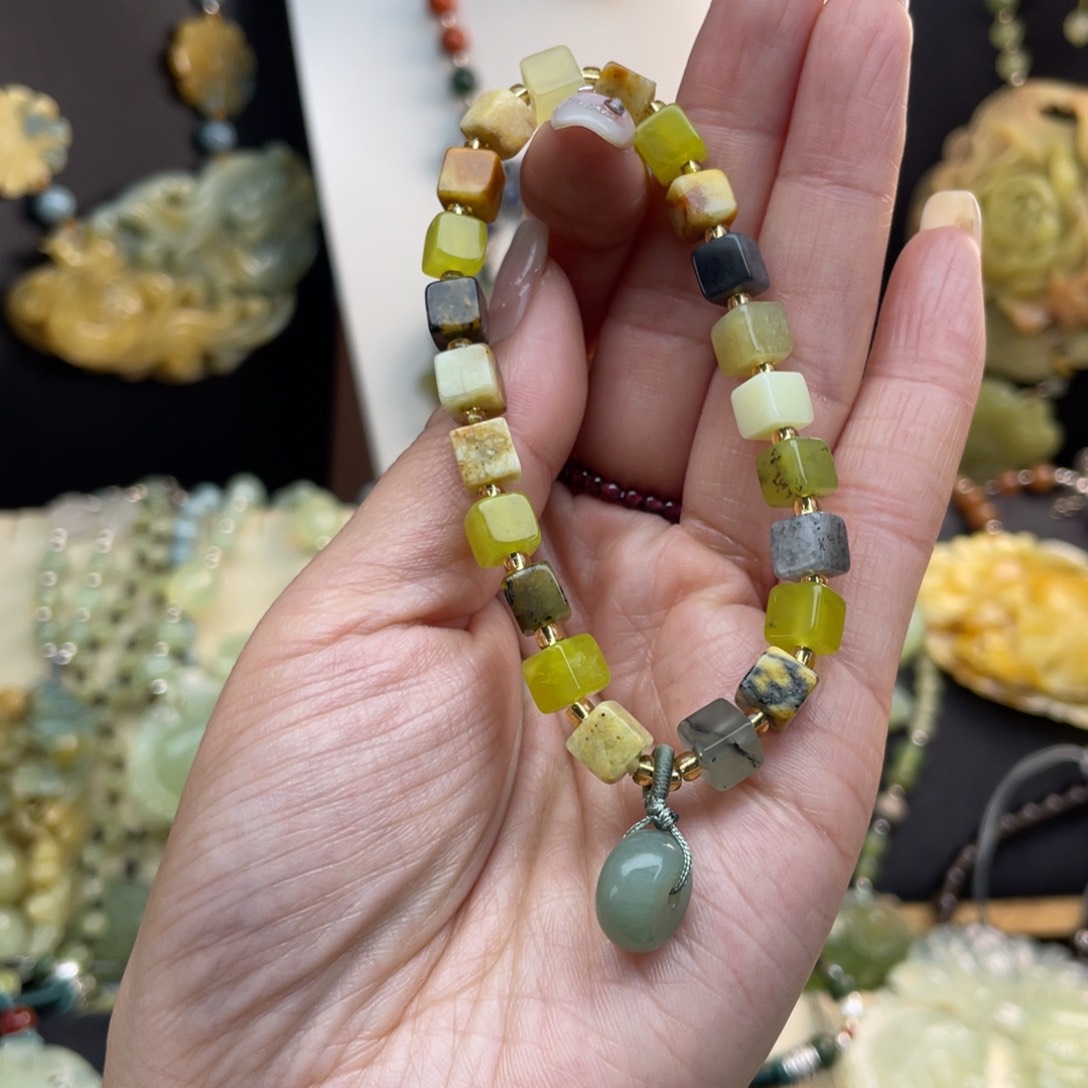 蛇纹石玉颈饰未镶嵌