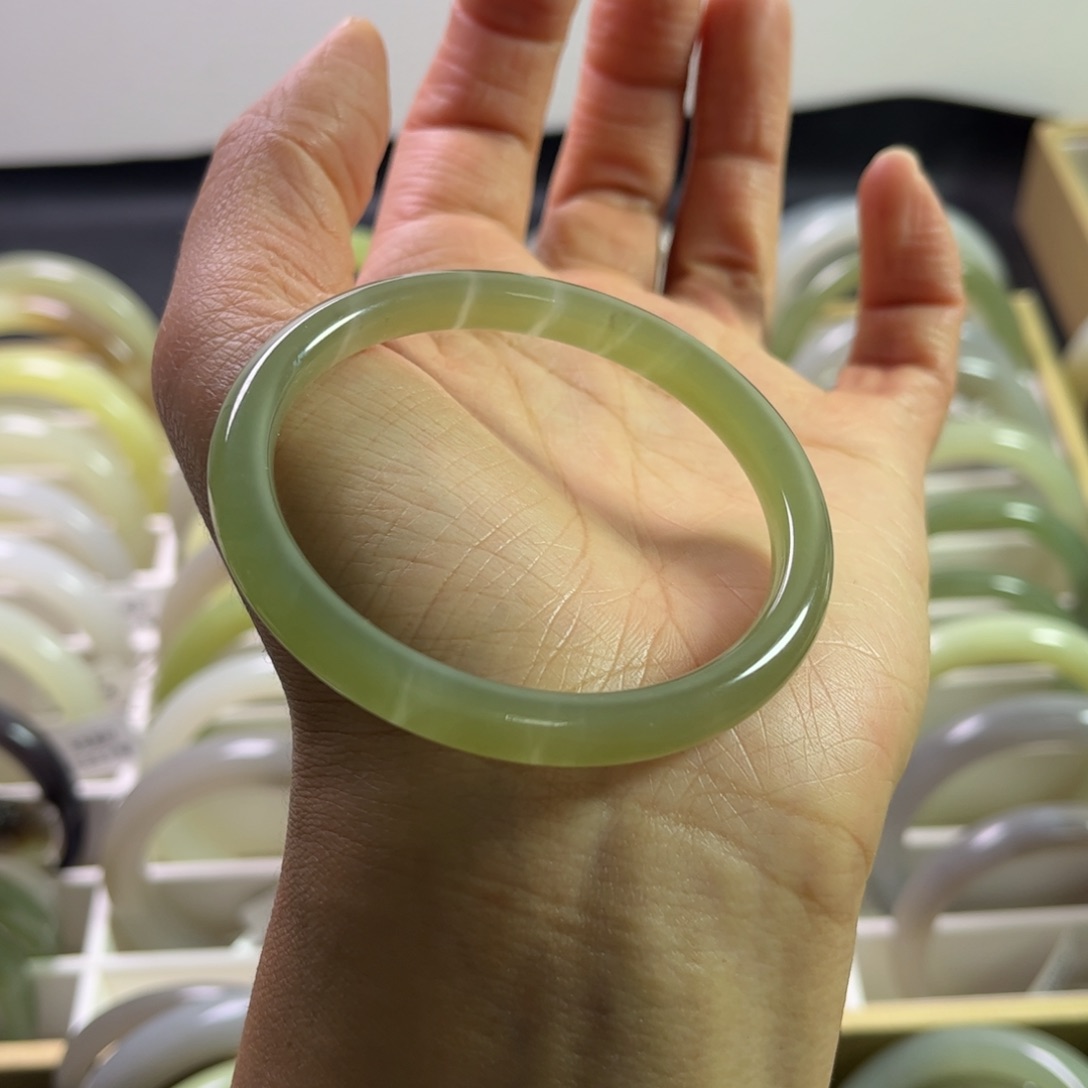 和田玉手镯53圈口未镶嵌