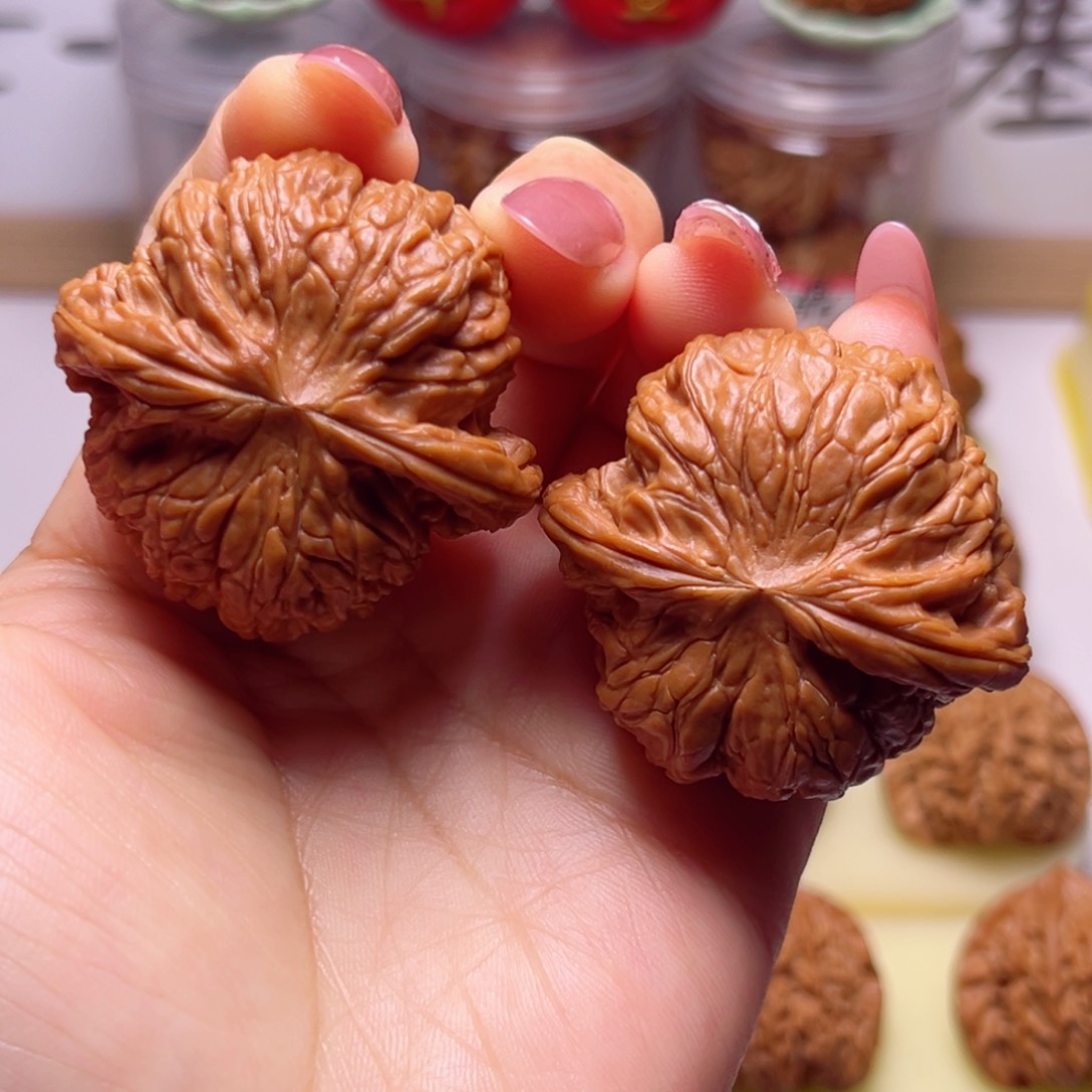 文玩核桃吊坠44.5尺全品红皮正球磨