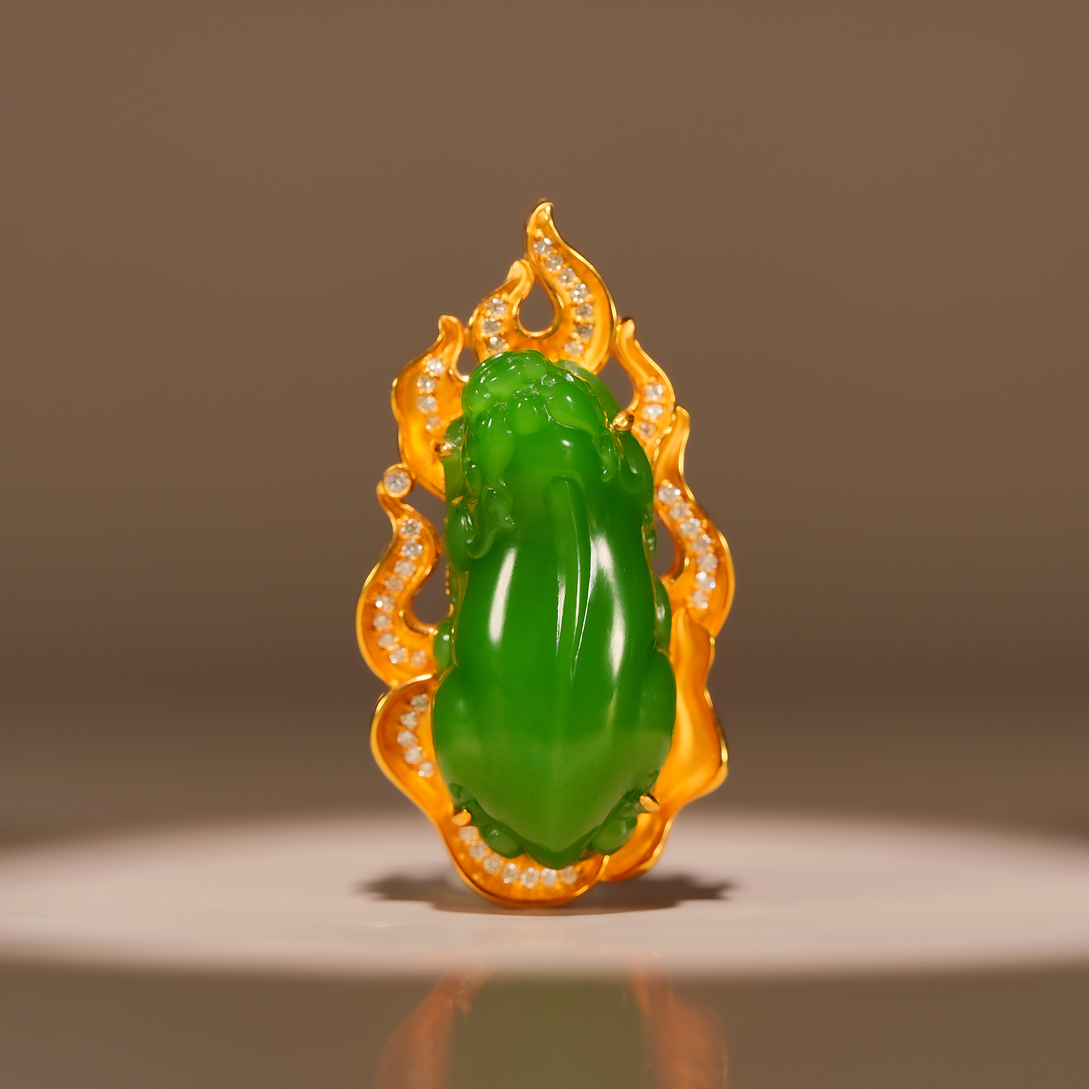 传世级 和田玉俄七极致浓粉绿高定貔貅吊坠 18K金 40*21*13.8mm±