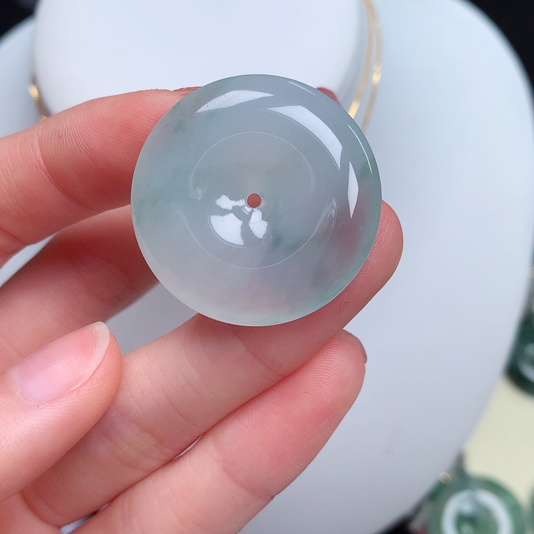 翡翠颈饰未镶嵌平安扣