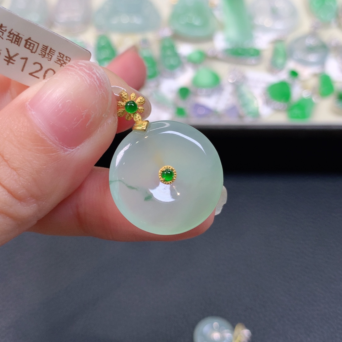 c***a翡翠18K金镶嵌颈饰