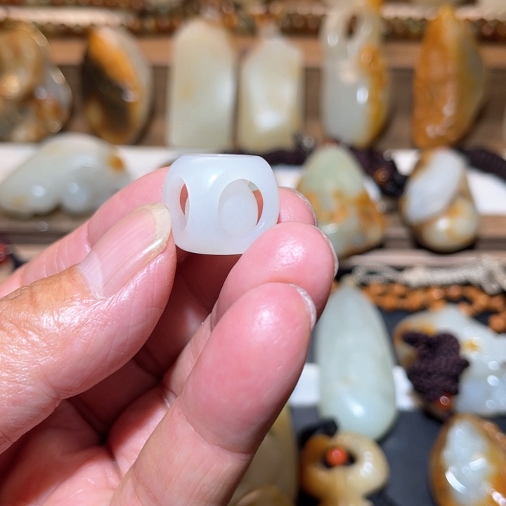 和田玉吊坠(不含链)未镶嵌深*色