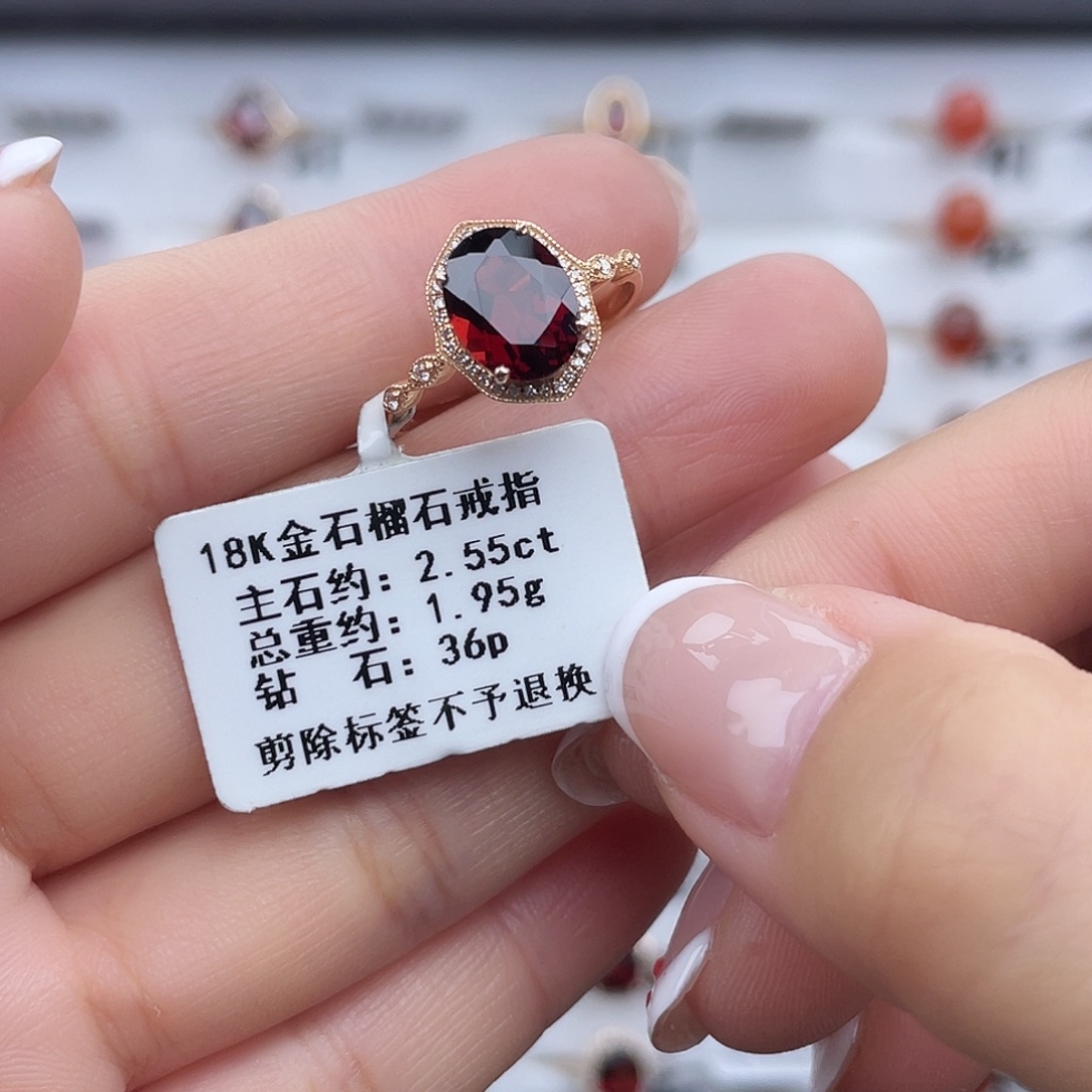 18K金镶嵌石榴石戒指