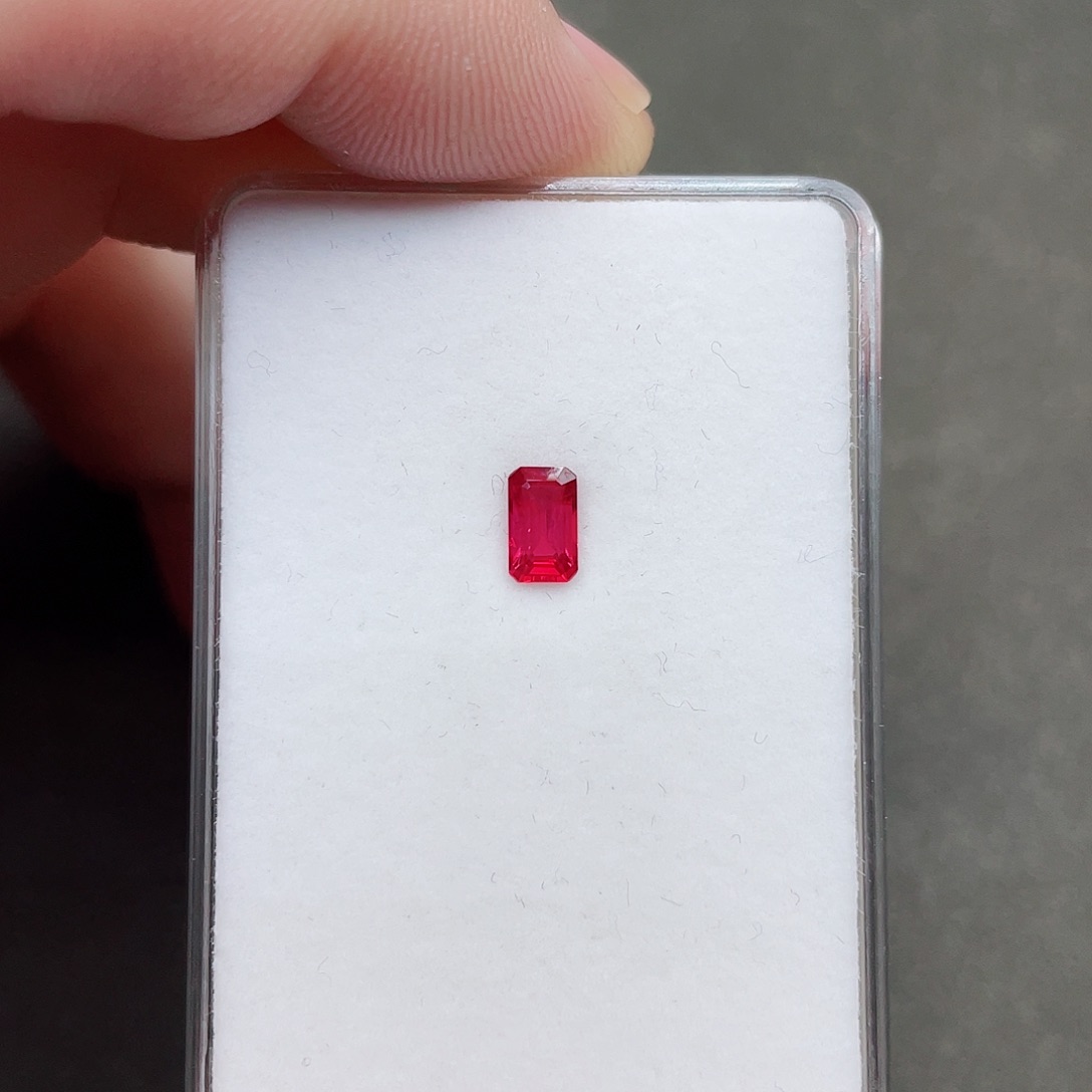 红宝石裸石未镶嵌0.59克拉无烧鸽血红吉尔德证书