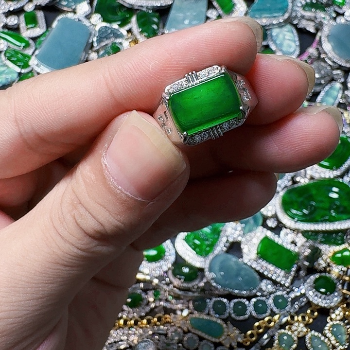 翡翠颈饰未镶嵌天然A货翡翠放漏