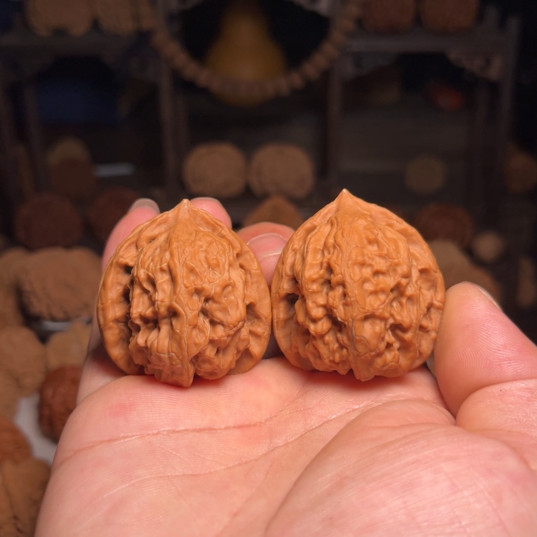 文玩核桃吊坠梨木台