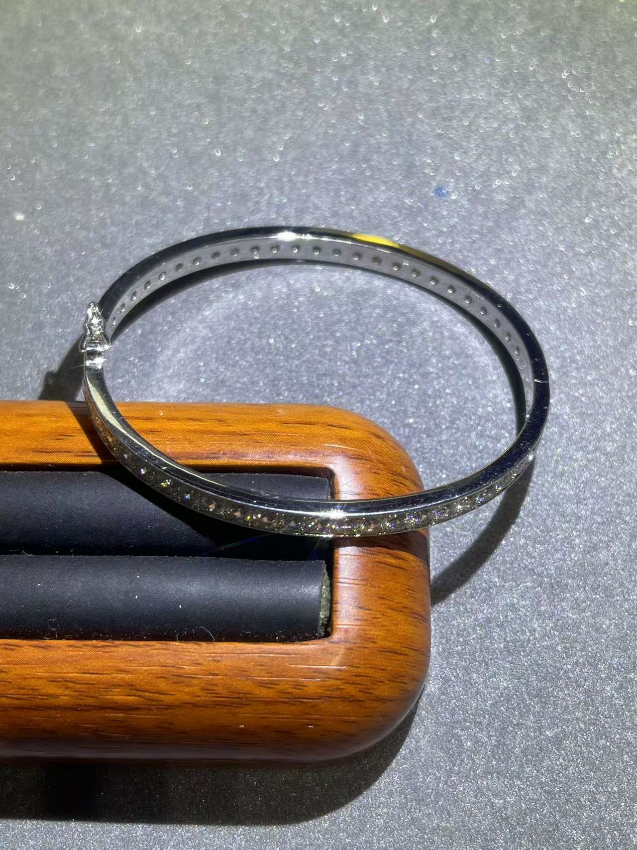 a1857白色满镶直排手镯多样性发货