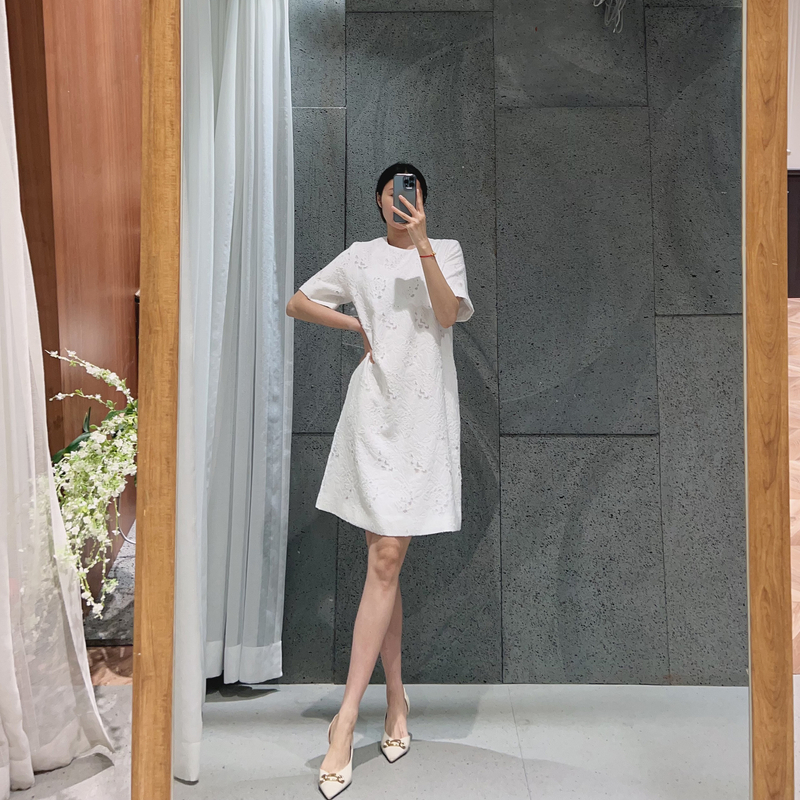 M1399 简约百搭金典剪花设计圆领白色连衣裙 裙长93 款号AB93546