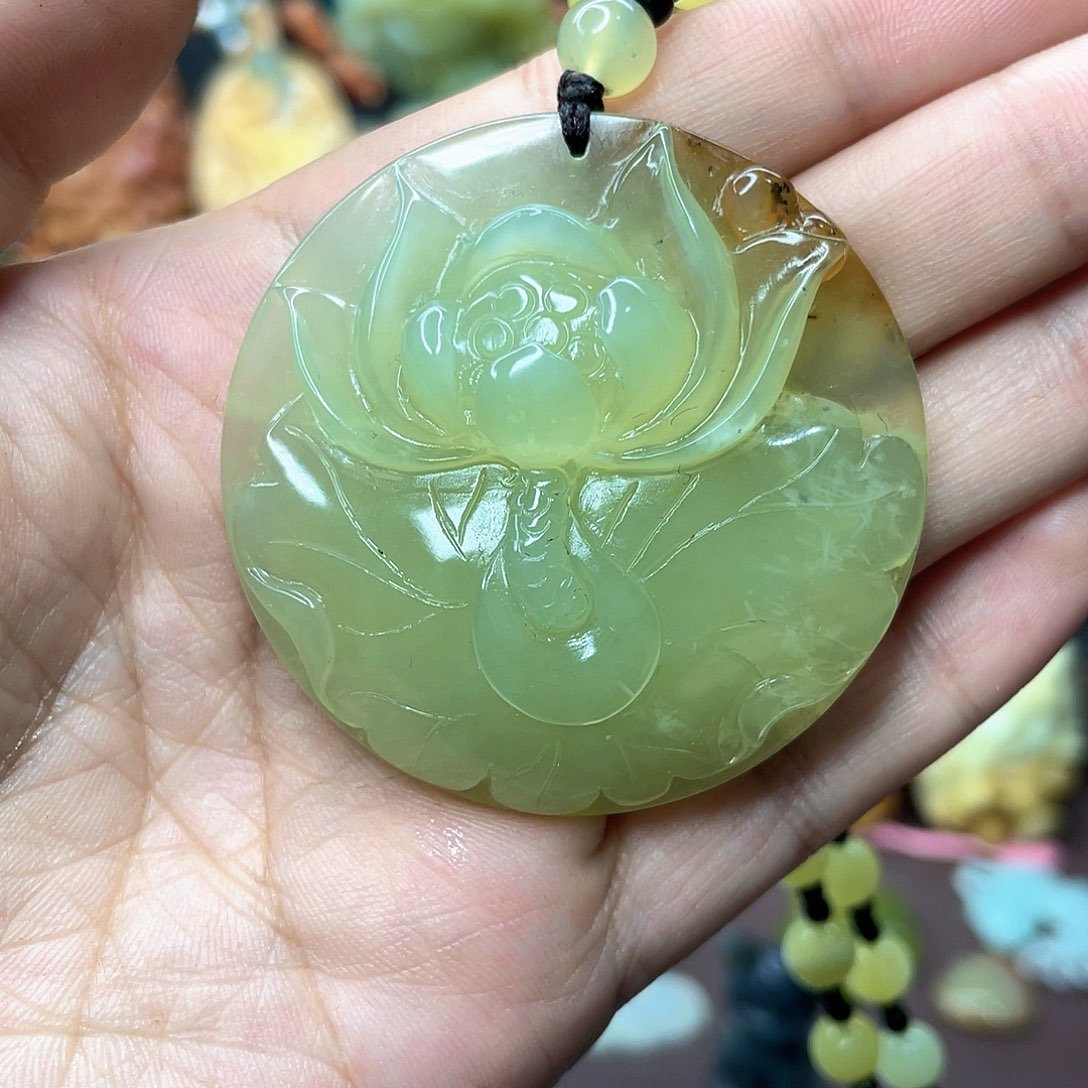 蛇纹石玉颈饰未镶嵌