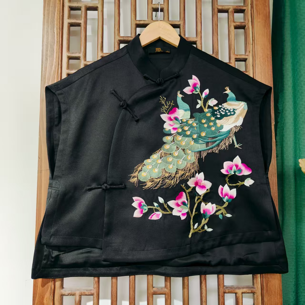 （LS597-45）凤徕兮私人定制黑色光板底绿孔雀斜襟盘扣无袖短上衣