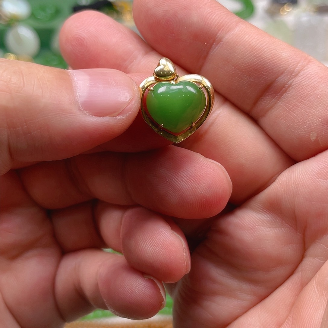 颈饰18K金镶嵌和田玉（碧玉）