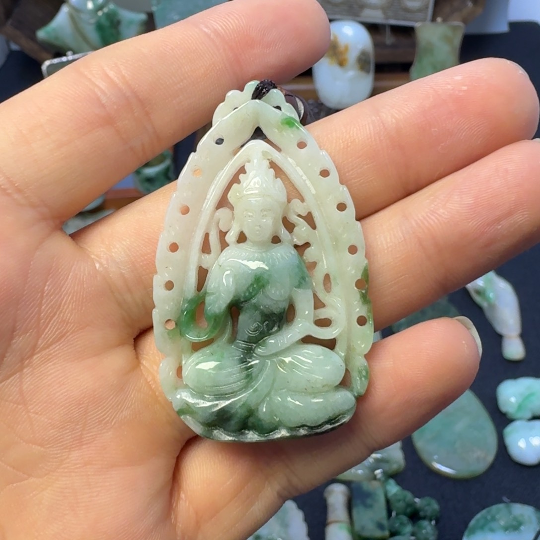 翡翠颈饰未镶嵌翡翠颈饰未镶嵌..