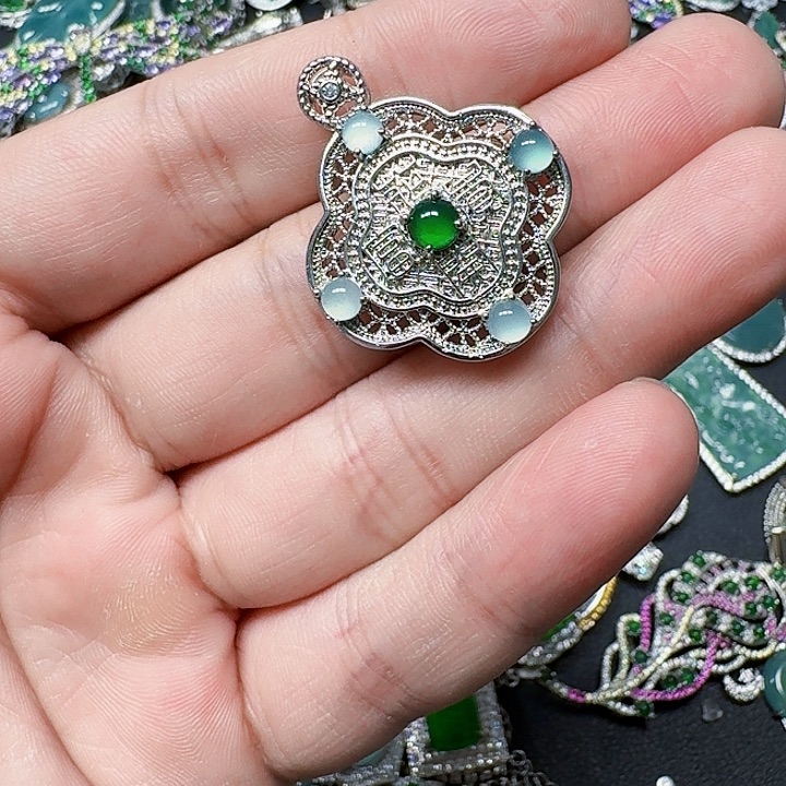 翡翠颈饰未镶嵌天然A货翡翠放漏