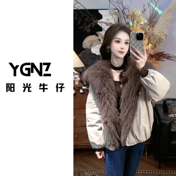 【阳光牛仔】“冬日秘境”85223狐狸毛领翻白鹅绒韩系短款皮草鹅绒服
