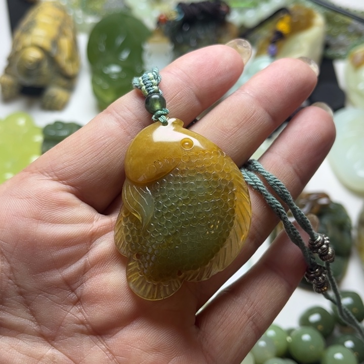 蛇纹石玉未镶嵌颈饰