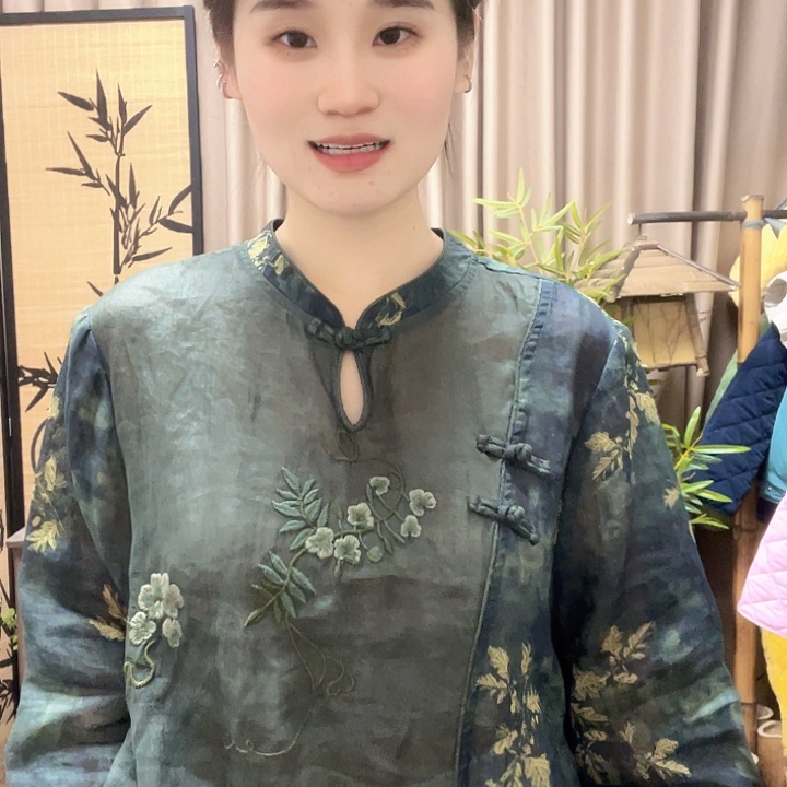 苎麻绿色刺绣衣服