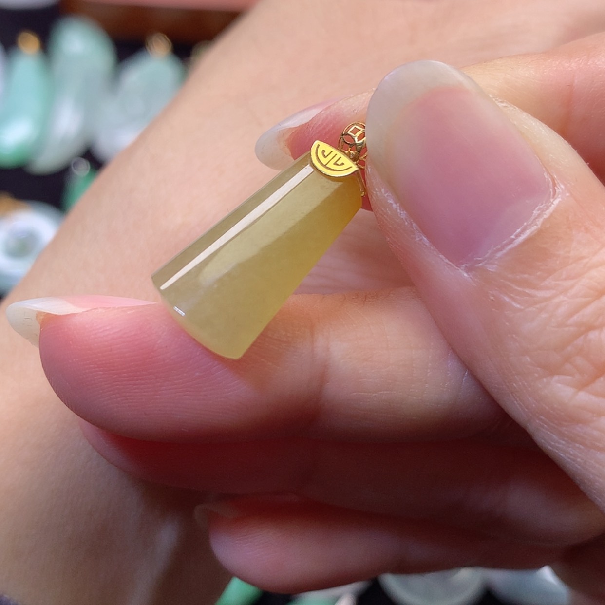 【闪购商品】吊坠(赠链)18K金镶嵌翡翠