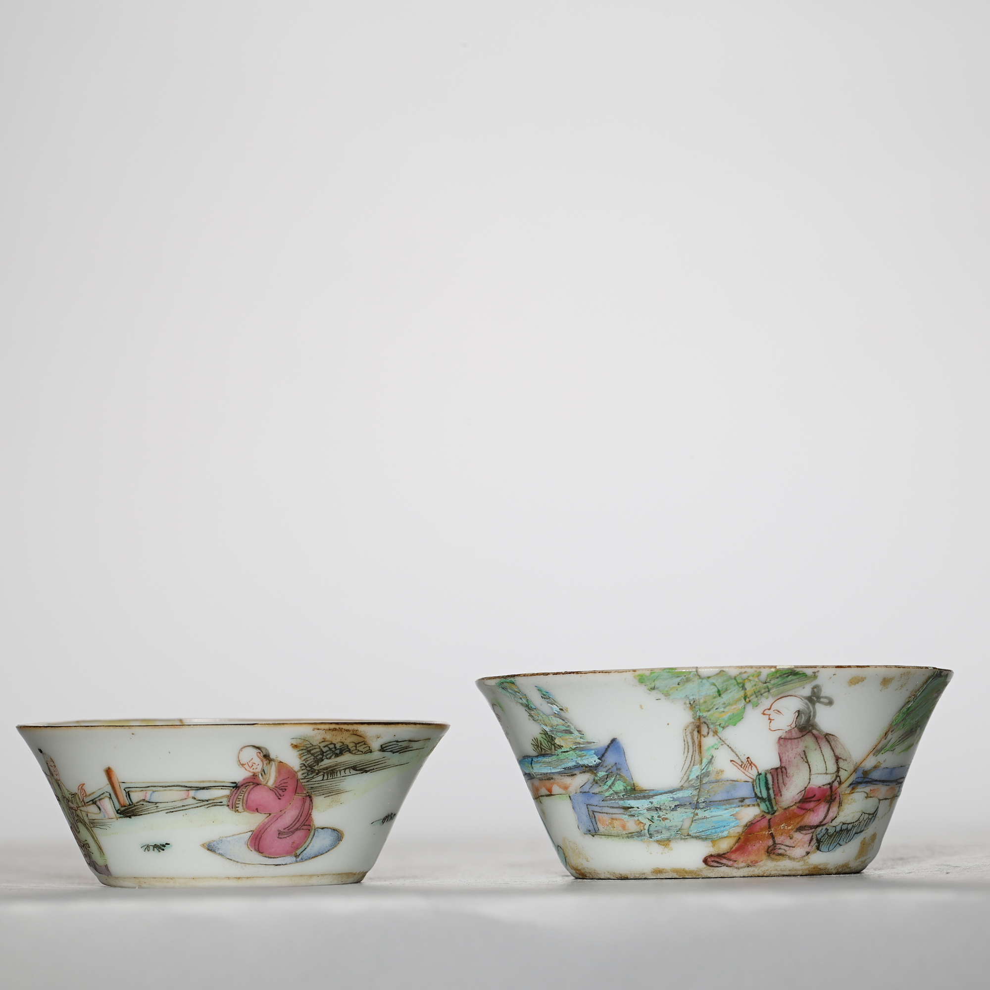 4039清晚期·粉彩人物马蹄杯两只【古董拍卖】