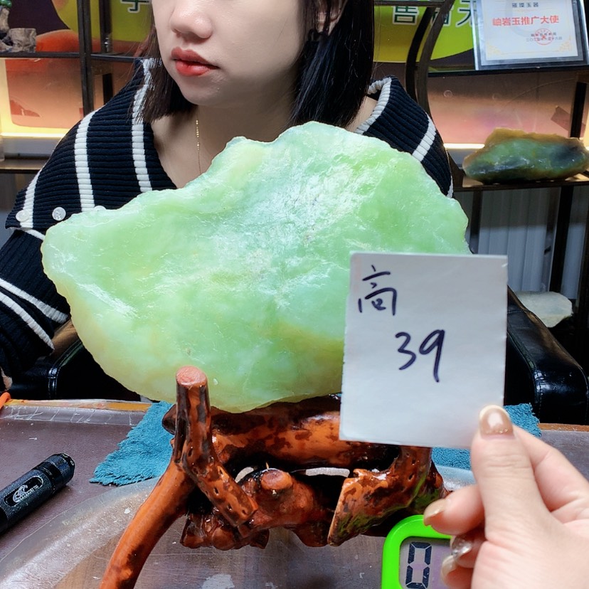 【闪购商品】未镶嵌蛇纹石玉原石梁**畔