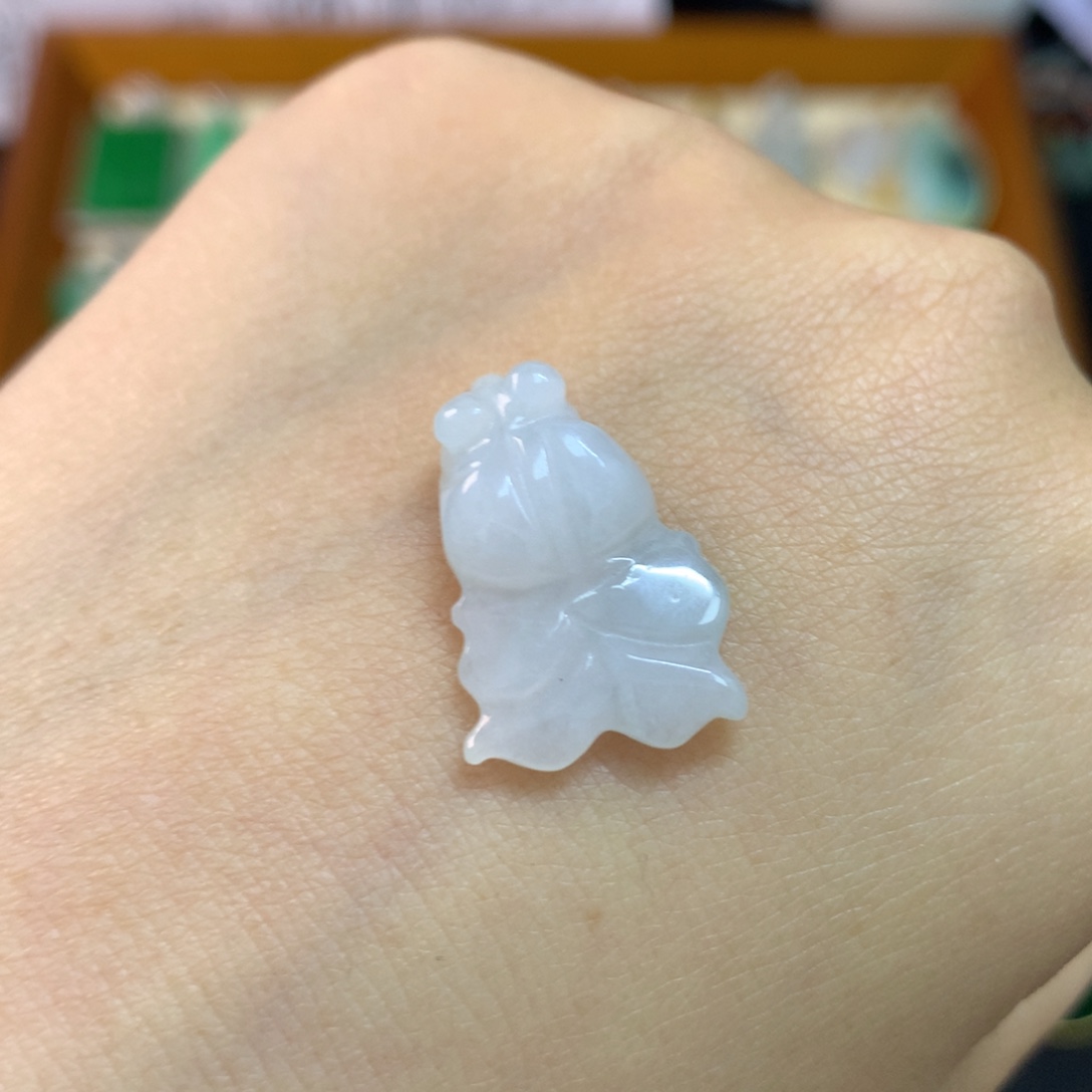 翡翠未镶嵌颈饰鱼