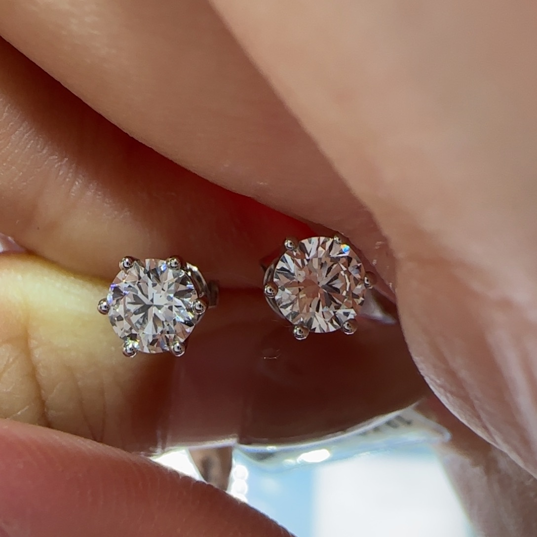 实验室培育钻石18K金镶嵌六爪耳钉