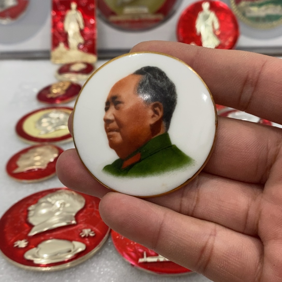 铝红色纪念章金边文像。 