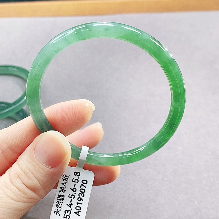 翡翠未镶嵌手镯（圆镯）