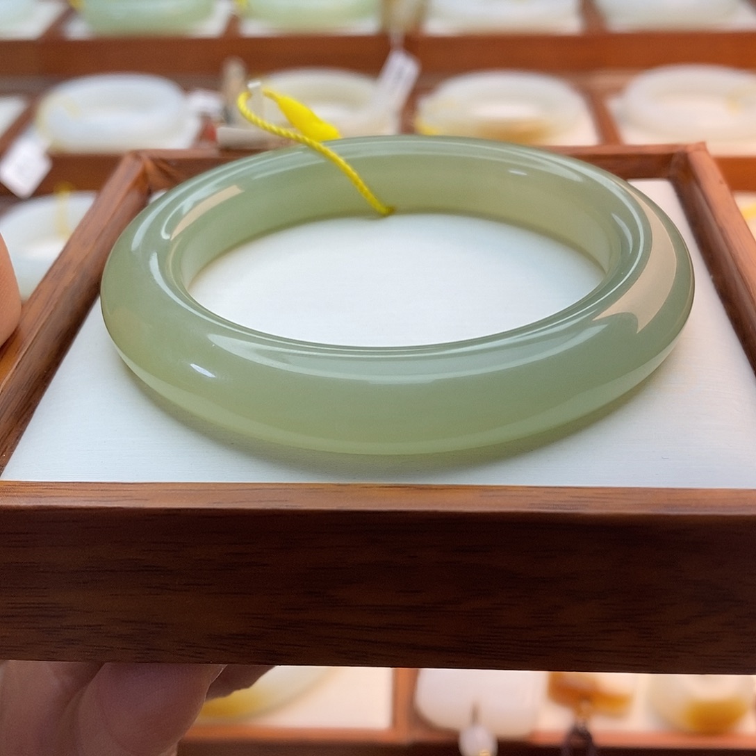 可***。和田玉未镶嵌手链