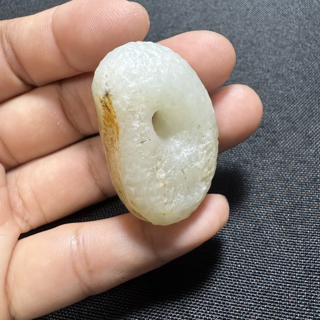 和田玉平安环双色意境设计彰显独特韵味