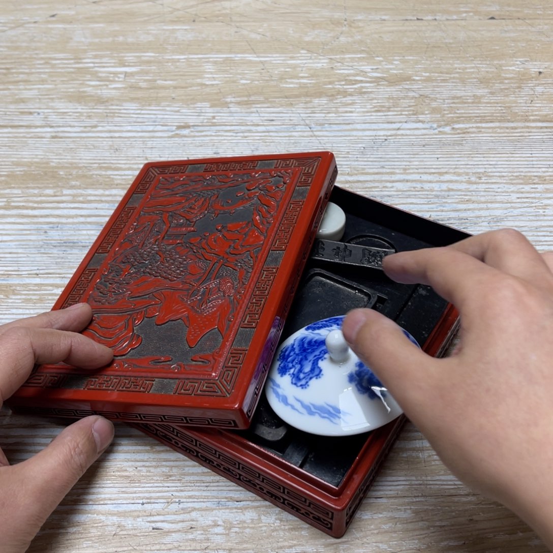 瓷片静*慧密密麻麻地排列着一个